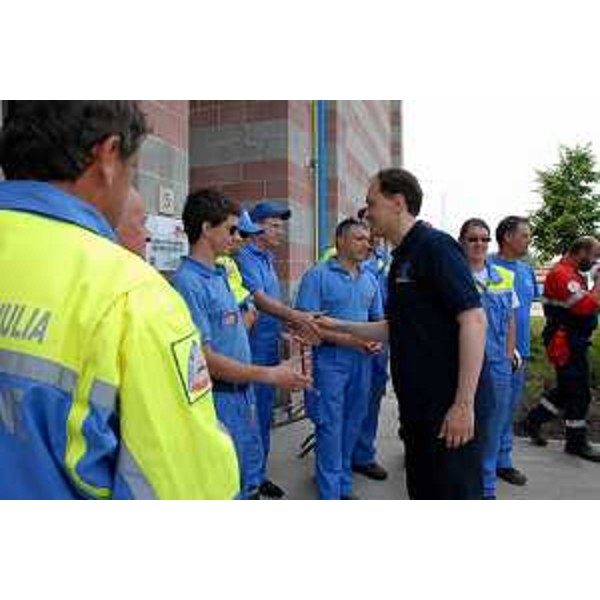 Luca Ciriani (Vicepresidente Regione FVG e assessore regionale Protezione civile) con i volontari del Friuli Venezia Giulia che stanno lavorando nei campi d'accoglienza per i terremotati dell'Emilia, nella frazione di Quarantoli. (Mirandola 01/06/12)