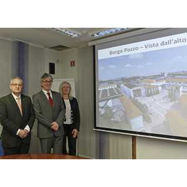 Angelo Zanutto (Direttore BCC Manzano), Renzo Tondo (Presidente Friuli Venezia Giulia) e Lidia Driutti (Sindaco Manzano) nella sede della Banca di Credito Cooperativo. (Manzano 01/06/12)
