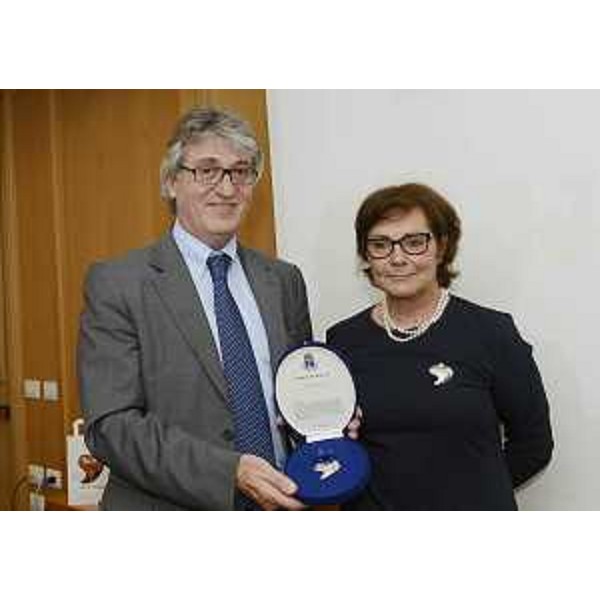 Renzo Tondo (Presidente Friuli Venezia Giulia) e Aurelia Bubisutti (Assessore Turismo Comune Tolmezzo) alla presentazione del 'gugjet', nuovo simbolo di promozione turistica di Tolmezzo e del suo territorio. (Tolmezzo 06/06/12)