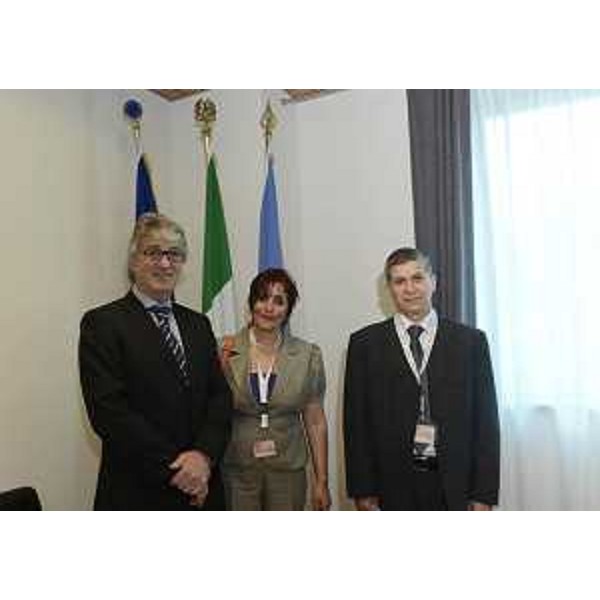 Renzo Tondo (Presidente Friuli Venezia Giulia e vicepresidente ALDA) con Nazira Boumzoura, vicesindaco di Douera, cittadina nei pressi di Algeri, e Nourredine Sbia (Presidente FACM-Forum Algerien pour la Citoyenne et la Modernité). (Udine 07/06/12)