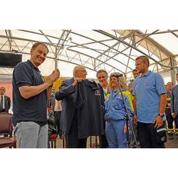 Volontari consegnano a Giorgio Napolitano (Presidente Repubblica) la maglietta della divisa della Protezione civile del FVG, presente Luca Ciriani (Vicepresidente FVG). (Mirandola 07/06/12)