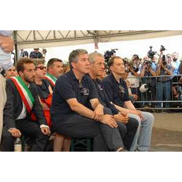 Luca Ciriani (Vicepresidente FVG) e Guglielmo Berlasso (Direttore Protezione civile FVG) durante il discorso di Giorgio Napolitano (Presidente Repubblica) al Campo Friuli Venezia Giulia allestito dalla Protezione civile del FVG. (Mirandola 07/06/12)