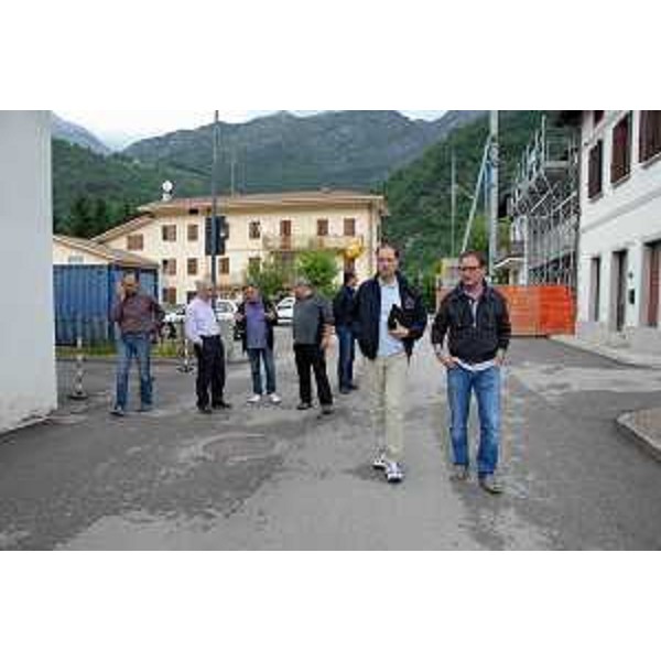 Luca Ciriani (vicepresidente della Regione) durante un sopralluogo nelle zone dell’area pordenonese vicine all’epicentro della scossa della mattina del 9 giugno. (09/06/2012)