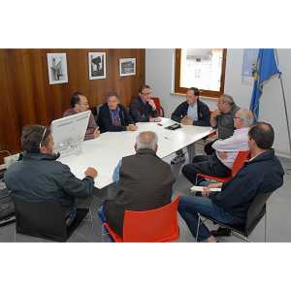 Luca Ciriani (vicepresidente della Regione) riunito con sindaci ed amministratori nel municipio di Claut. (09/06/2012)