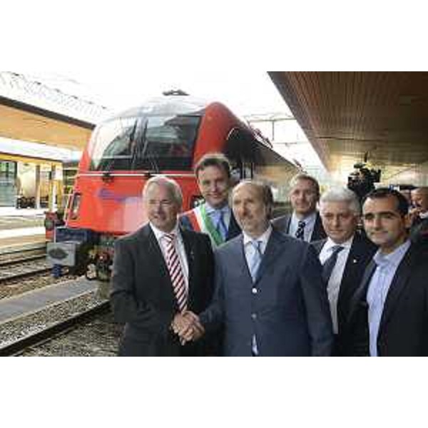 Riccardo Riccardi (assessore regionale alle Infrastrutture), Gerard Doerfler (governatore della Carinzia), Renato Carlantoni (sindaco di Tarvisio), Franco Baritussio (consigliere regionale), Franco Mattiussi (assessore provinciale ai Trasporti) e Enrico Pizza (assessore comunale Viabilità). (Tarvisio, 11/06/2012)