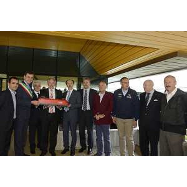 Riccardo Riccardi (assessore regionale alle Infrastrutture) e Gerard Doerfler (governatore della Carinzia) insieme a Enrico Pizza (assessore comunale Viabilità), Franco Mattiussi (assessore provinciale ai Trasporti), Franco Baritussio (consigliere regionale) ed alcuni sindaci della Val Canale-Canal del Ferro. (Tarvisio, 11/06/2012)