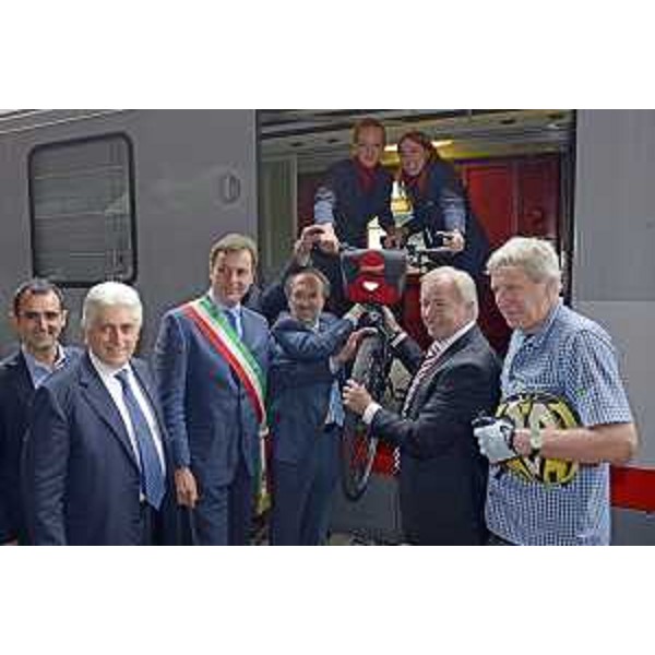 Riccardo Riccardi (assessore regionale alle Infrastrutture) e Gerard Doerfler (governatore della Carinzia) colloncano una bicicletta sul treno, con Renato Carlantoni (sindaco di Tarvisio), Franco Mattiussi (assessore provinciale ai Trasporti), Enrico Pizza (assessore comunale Viabilità) ed altre persone. (Tarvisio, 11/06/2012)