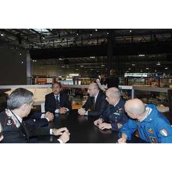 Enrico Bertossi (Assessore regionale alle attività produttive) con Giovanni Lorenzo Forcieri (Sottosegretario alla Difesa), i generali e Massimo Tammaro (Comandante della PAN) ritratti in occasione della giornata delle "Frecce Tricolori" tenutasi alla BIT 2007 all'interno dello stand regionale. (Milano 23/02/07)