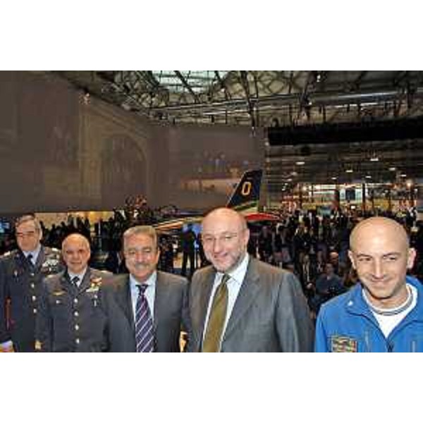 Enrico Bertossi (Assessore regionale alle attività produttive) con Giovanni Lorenzo Forcieri (Sottosegretario alla Difesa), Nello Barale (Generale AM), Carlo Landi (Generale AM) e Massimo Tammaro (Comandante della PAN) ritratti in occasione della giornata delle "Frecce Tricolori" tenutasi alla BIT 2007 all'interno dello stand regionale. (Milano 23/02/07)