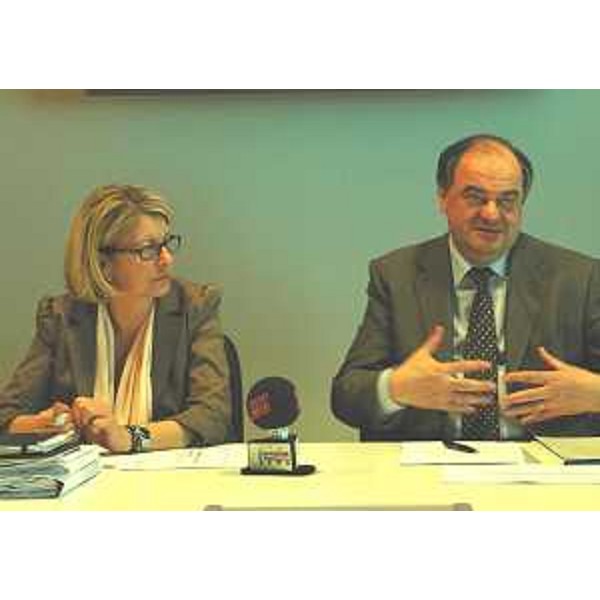 Gli assessori regionali Sandra Savino (Finanze, Patrimonio, Programmazione) e Roberto Molinaro (Istruzione, Università, Ricerca, Famiglia, Associazionismo, Cooperazione) alla presentazione del concorso di idee per scuole e università del FVG "La scuola promuove la legalità fiscale". (Udine 15/06/12)