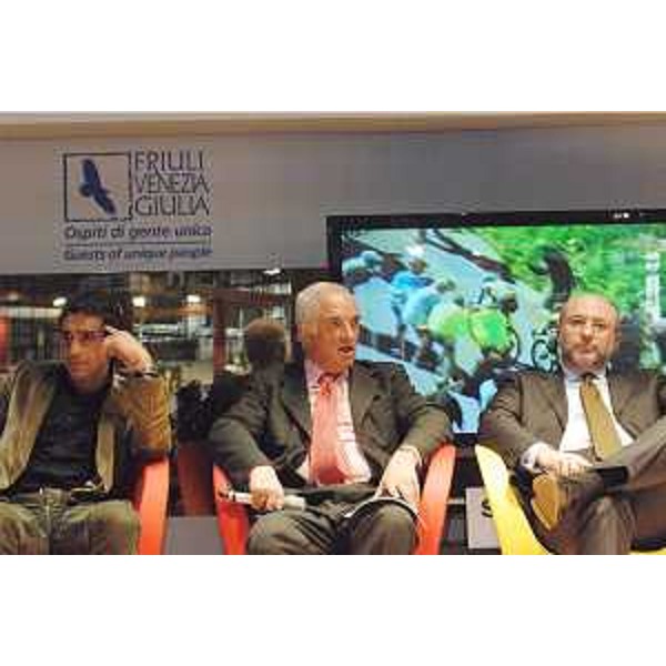Enrico Bertossi (Assessore regionale alle attività produttive) con Enzo Cainero (Presidente Comitati di Tappa) e Franco Ballerini (Commissario tecnico della Nazionale di ciclismo) alla presentazione alla BIT, nello stand del Friulil Venezia Giulia, della tappa del Giro d'Italia sullo Zoncolan. (Milano 23/02/07)