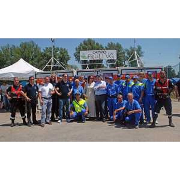 Renzo Tondo (Presidente Friuli Venezia Giulia) e Paola Gazzolo (Assessore Protezione civile Emilia-Romagna), con Luca Ciriani (Vicepresidente FVG e assessore regionale Protezione civile) e Guglielmo Berlasso (Direttore Protezione civile FVG), nel campo di accoglienza allestito dal FVG per i terremotati. (Mirandola 18/06/12)