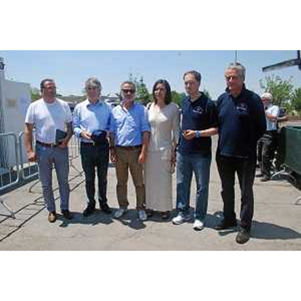 Renzo Tondo (Presidente Friuli Venezia Giulia), Maino Benatti (Sindaco Mirandola), Paola Gazzolo (Assessore Protezione civile Emilia-Romagna), Luca Ciriani (Vicepresidente FVG e assessore regionale Protezione civile) e Guglielmo Berlasso (Direttore Protezione civile FVG) nel campo di accoglienza allestito dal FVG per i terremotati. (Mirandola 18/06/12)