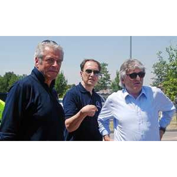 Guglielmo Berlasso (Direttore Protezione civile FVG), Luca Ciriani (Vicepresidente FVG e assessore regionale Protezione civile) e Renzo Tondo (Presidente Friuli Venezia Giulia) nel campo di accoglienza allestito dal FVG per i terremotati. (Mirandola 18/06/12)