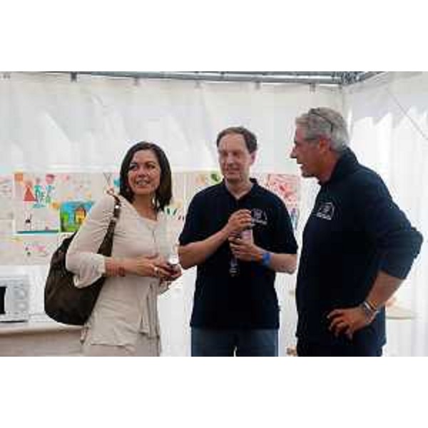 Paola Gazzolo (Assessore Protezione civile Emilia-Romagna), Luca Ciriani (Vicepresidente FVG e assessore regionale Protezione civile) e Guglielmo Berlasso (Direttore Protezione civile FVG) nel campo di accoglienza allestito dal FVG per i terremotati. (Mirandola 18/06/12)