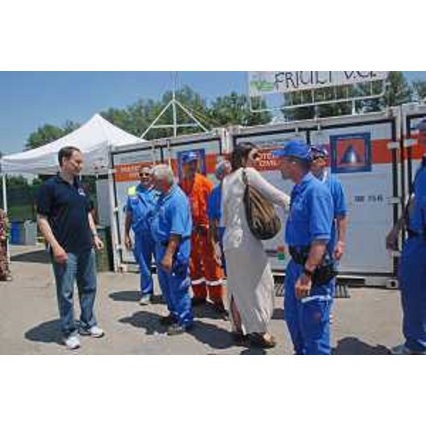 Luca Ciriani (Vicepresidente FVG e assessore regionale Protezione civile) e Paola Gazzolo (Assessore Protezione civile Emilia-Romagna) nel campo di accoglienza allestito dal FVG per i terremotati. (Mirandola 18/06/12)