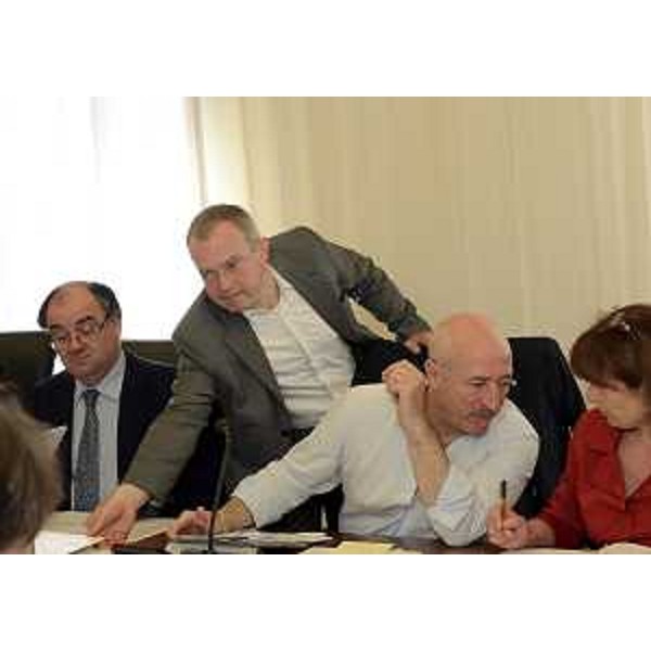 Gli assessori regionali Roberto Molinaro (Istruzione, Università, Ricerca, Famiglia, Associazionismo, Cooperazione) ed Andrea Garlatti (Funzione pubblica, Autonomie locali, Coordinamento Riforme) con Antonio Pedicini (Consigliere regionale) durante la riunione del Comitato per la legislazione, il controllo e la valutazione, in Consiglio regionale. (Trieste 19/06/12)