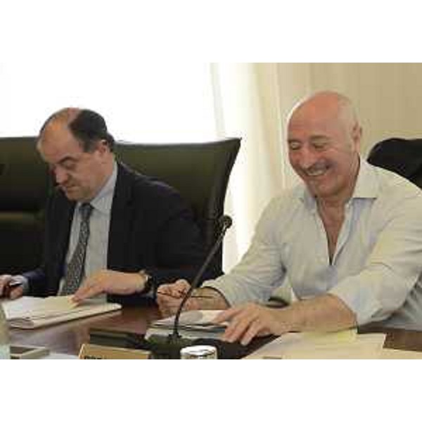 Roberto Molinaro (Assessore regionale Istruzione, Università, Ricerca, Famiglia, Associazionismo, Cooperazione) con Antonio Pedicini (Consigliere regionale) durante la riunione del Comitato per la legislazione, il controllo e la valutazione, in Consiglio regionale. (Trieste 19/06/12)