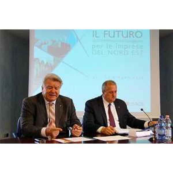 Elio De Anna (Assessore regionale Relazioni internazionali e comunitarie) e Renato Pujatti (Presidente Finest) alla conferenza stampa di presentazione de "Il futuro dell'internazionalizzazione per le imprese del Nord Est". (Pordenone 12/06/12)