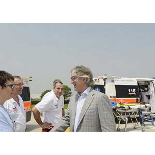 Renzo Tondo (Presidente Friuli Venezia Giulia), con personale del 118, alla cerimonia di consegna delle nuove ambulanze per i presidi di Palmanova e Latisana. (Palmanova 20/06/12)