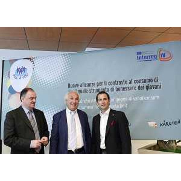Roberto Molinaro (Assessore Istruzione e Famiglia FVG), Remo Sernagiotto (Assessore Servizi sociali Veneto) e Christian Ragger (Assessore Politiche sociali Land Carinzia) alla conferenza stampa su "ALL4YOU-Nuove alleanze per il contrasto al consumo di alcol, quale strumento di benessere dei giovani". (Udine 22/06/12)