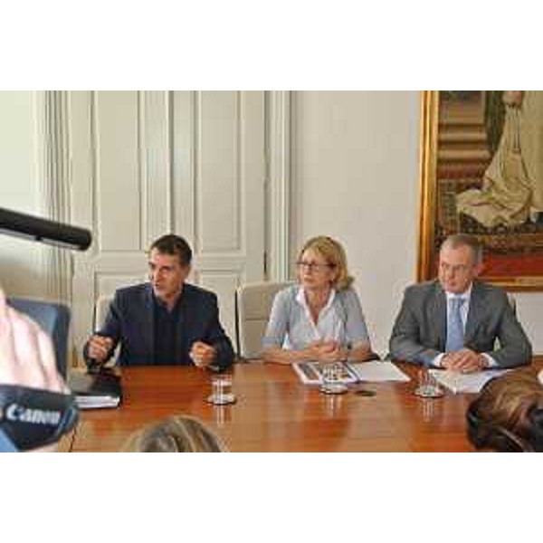 Piero Camber (Consigliere regionale) e gli assessori regionali Sandra Savino (Finanze, Patrimonio) e Andrea Garlatti (Funzione pubblica, Autonomie locali) durante la conferenza stampa sulla Collezione del Lloyd Triestino, che aveva sede nel palazzo ora di proprietà della Regione. (Trieste 22/06/12)