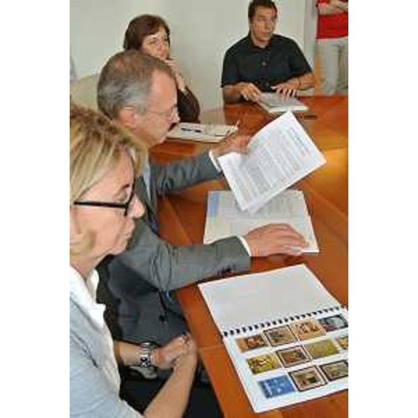 Gli assessori regionali Sandra Savino (Finanze, Patrimonio) e Andrea Garlatti (Funzione pubblica, Autonomie locali) durante la conferenza stampa sulla Collezione del Lloyd Triestino, che aveva sede nel palazzo ora di proprietà della Regione. (Trieste 22/06/12)