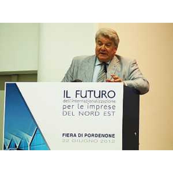 Elio De Anna (Assessore regionale Relazioni internazionali e comunitarie) alla seconda giornata dell'incontro "Il futuro dell'internazionalizzazione per le imprese del Nord Est", promosso da Finest. (Pordenone 22/06/12)