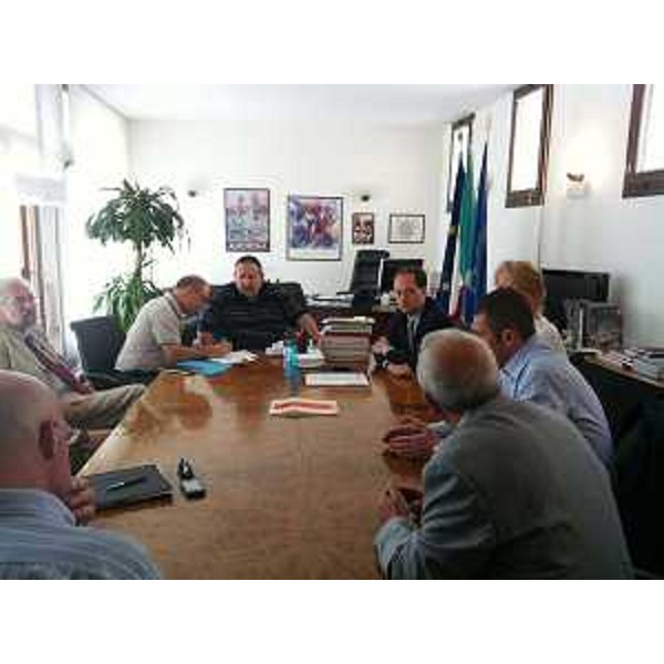 Luca Ciriani (Vicepresidente Regione FVG) con alcuni rappresentanti di associazioni legate al mondo della disabilità, Alessandro Ciriani (Presidente Provincia Pordenone) e Alberto Grizzo (ASS n. 6). (Pordenone 26/06/12)