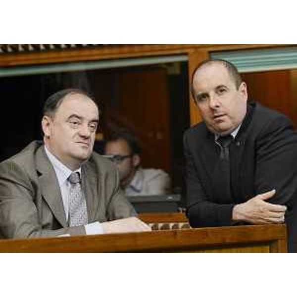 Gli assessori regionali Roberto Molinaro (Istruzione, Università, Ricerca, Famiglia, Associazionismo, Cooperazione) e Claudio Violino (Risorse rurali, agroalimentari e forestali) in Consiglio regionale. (Trieste 27/06/12)