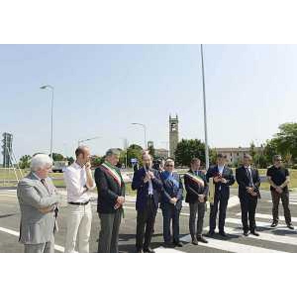 Riccardo Riccardi (Assessore regionale Infrastrutture) all'inaugurazione della nuova viabilità di collegamento tra le strade provinciali 39 "del Varmo" e "di Mandrisio". (Muscletto 29/06/12)