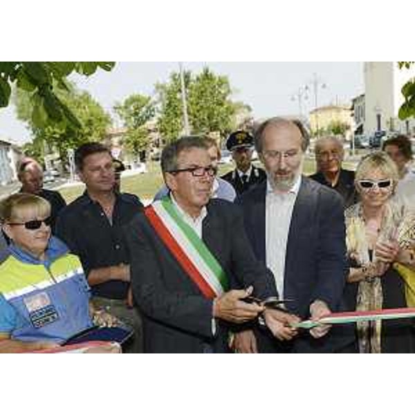 Franco Tommasini (Sindaco Gradisca) e Riccardo Riccardi (Assessore regionale Infrastrutture) all'inaugurazione della rotatoria del "Mercaduzzo". (Gradisca d'Isonzo 30/06/12)