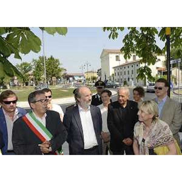 Franco Tommasini (Sindaco Gradisca), Riccardo Riccardi (Assessore regionale Infrastrutture) ed Ettore Romoli (Sindaco Gorizia) all'inaugurazione della rotatoria del "Mercaduzzo". (Gradisca d'Isonzo 30/06/12)