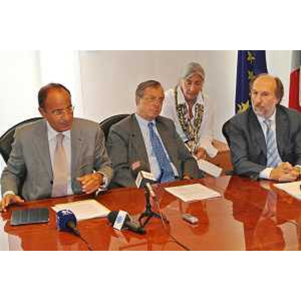 Mario Ciaccia (Viceministro Infrastrutture e Trasporti), Jan Laurens Brinkhorst (Coordinatore UE TEN-T 6) e Riccardo Riccardi (Assessore regionale Infrastrutture) nella sede della Regione. (Trieste 03/07/12)
