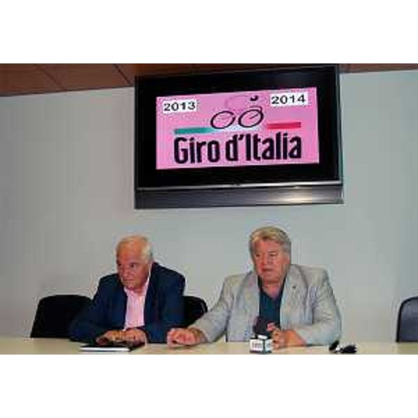 Enzo Cainero (Project manager Giro d'Italia in FVG) ed Elio De Anna (Assessore regionale Sport) durante la conferenza stampa che illustra i finanziamenti regionali alle tappe del Giro d'Italia 2013 e 2014 in FVG. (Udine 04/03/12)