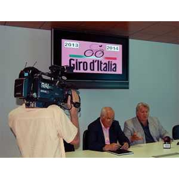 Enzo Cainero (Project manager Giro d'Italia in FVG) ed Elio De Anna (Assessore regionale Sport) durante la conferenza stampa che illustra i finanziamenti regionali alle tappe del Giro d'Italia 2013 e 2014 in FVG. (Udine 04/03/12)