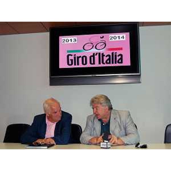 Enzo Cainero (Project manager Giro d'Italia in FVG) ed Elio De Anna (Assessore regionale Sport) durante la conferenza stampa che illustra i finanziamenti regionali alle tappe del Giro d'Italia 2013 e 2014 in FVG. (Udine 04/03/12)