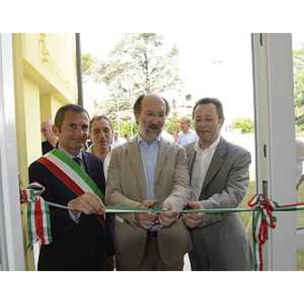 Fabio Marchetti (Sindaco Codroipo) e Riccardo Riccardi (Assessore regionale Lavori pubblici) alla consegna di sei alloggi ATER-Udine, in via Pevaris. (Codroipo 05/07/12)