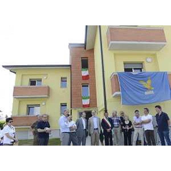 Riccardo Riccardi (Assessore regionale Lavori pubblici) e Fabio Marchetti (Sindaco Codroipo) alla consegna di sei alloggi ATER-Udine, in via Pevaris. (Codroipo 05/07/12)