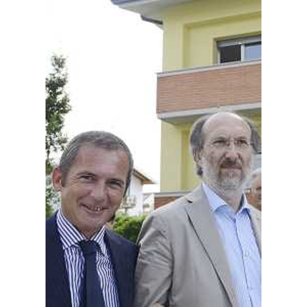 Fabio Marchetti (Sindaco Codroipo) e Riccardo Riccardi (Assessore regionale Lavori pubblici) alla consegna di sei alloggi ATER-Udine, in via Pevaris. (Codroipo 05/07/12)