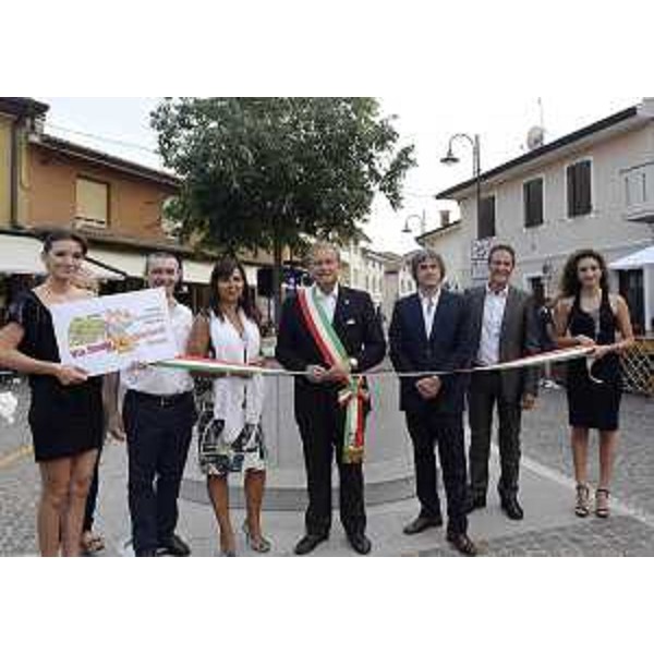Angela Brandi (Assessore regionale Commercio), Marino Del Frate (Sindaco Gonars) e Luca Sedrani (Vicesindaco Gonars e assessore comunale Commercio) all'inaugurazione del Centro Commerciale Naturale "Via Roma e Dintorni". (Gonars 06/07/12)