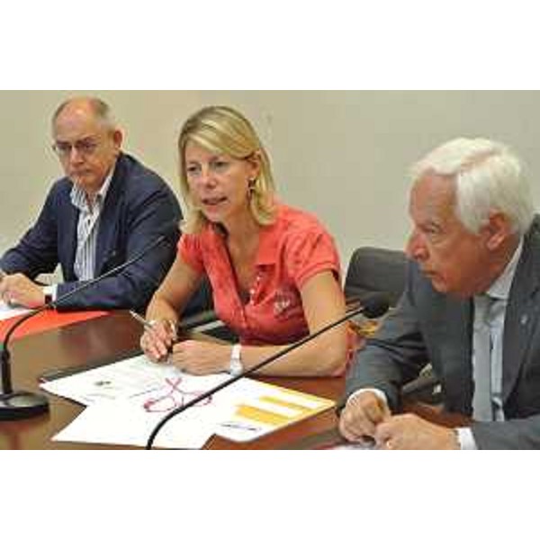 Edi Sommariva (Direttore generale TurismoFVG), Federica Seganti (Assessore regionale Attività produttive) e Vittorio Zollia (Assessore Viabilità, Infrastrutture, Trasporti Provincia Trieste) al tavolo dell'accordo tra Agenzia TurismoFVG, Provincia di Trieste e Trieste Trasporti per l'aumento dei servizi della FVG Card. (Trieste 10/07/12)