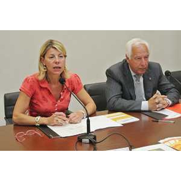 Federica Seganti (Assessore regionale Attività produttive) e Vittorio Zollia (Assessore Viabilità, Infrastrutture, Trasporti Provincia Trieste) al tavolo dell'accordo tra Agenzia TurismoFVG, Provincia di Trieste e Trieste Trasporti per l'aumento dei servizi della FVG Card. (Trieste 10/07/12)