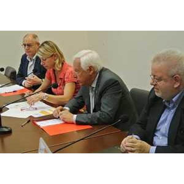 E.Sommariva (Direttore generale TurismoFVG), F.Seganti (Assessore regionale Attività produttive), V.Zollia (Assessore Viabilità, Infrastrutture, Trasporti Provincia Trieste) e P.Luccarini (Direttore generale Trieste Trasporti) al tavolo dell'accordo tra Agenzia TurismoFVG, Provincia di Trieste e Trieste Trasporti per l'aumento dei servizi della FVG Card. (Trieste 10/07/12)