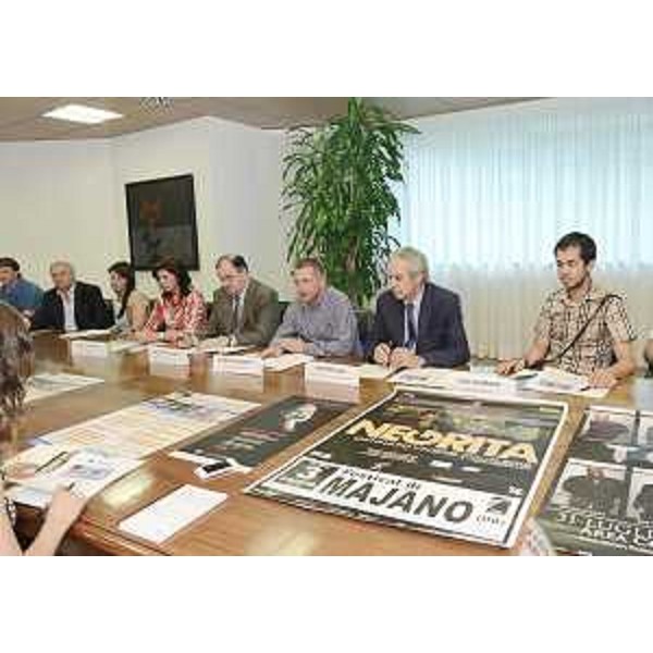 Raffaella Paladin (Sindaco Majano), Roberto Molinaro (Assessore regionale Istruzione, Università, Ricerca, Famiglia, Associazionismo, Cooperazione) e Daniele Stefanutti (Presidente Pro Majano) alla presentazione del 52° Festival di Majano. (Udine 10/07/12)