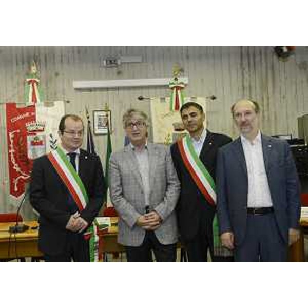 Mario Anzil (Sindaco Rivignano), Renzo Tondo (Presidente Friuli Venezia Giulia), Fabrizio Mattiussi (Sindaco Teor) e Riccardo Riccardi (Assessore regionale Infrastrutture, Mobilità, Pianificazione territoriale, Lavori pubblici) all'incontro pubblico per l'avvio dell'iter che dovrebbe portare all'unificazione dei Comuni di Rivignano e Teor. (Rivignano 21/07/12)