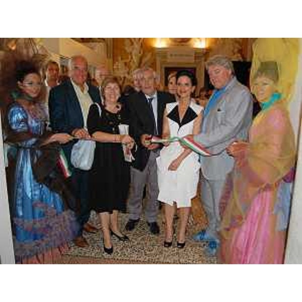 Enzo Cainero (Commissario Azienda speciale Villa Manin) ed Elio De Anna (Assessore regionale Cultura) all'inaugurazione della mostra "Teatro alla Moda, costumi di scena", a Villa Manin. (Passariano 20/07/12)