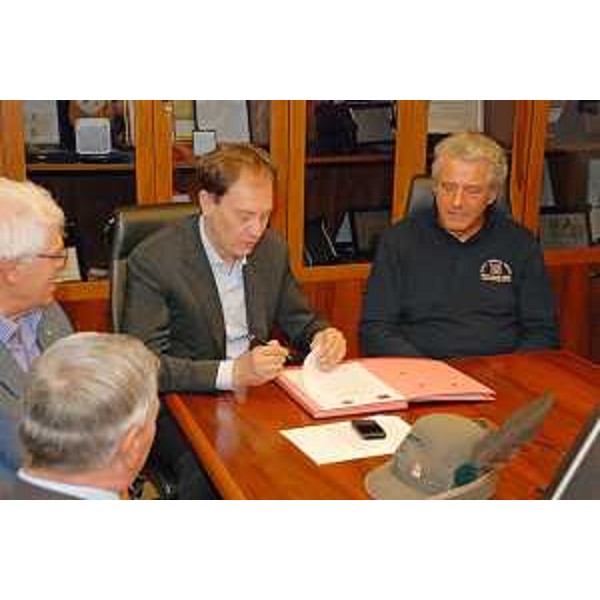 Luca Ciriani (Vicepresidente FVG e assessore regionale Protezione civile) e Guglielmo Berlasso (Direttore Protezione civile FVG) al tavolo del rinnovo della convenzione tra Protezione civile FVG ed ANA-Associazione Nazionale Alpini - Sezione FVG. (Palmanova 23/07/12)