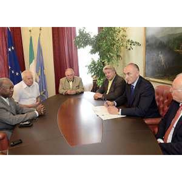 Elio De Anna (Assessore regionale Relazioni internazionali e comunitarie) e Maurizio Franz (Presidente Consiglio regionale) incontrano Raymond Balima (Ambasciatore Burkina Faso a Roma). (Trieste 24/07/12)