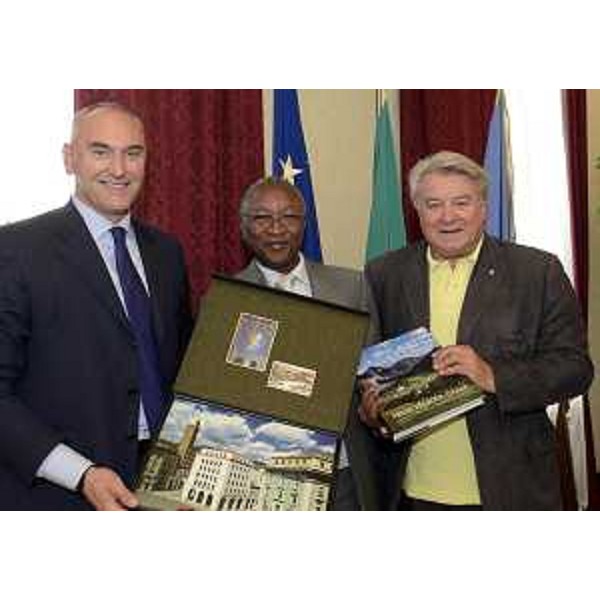 Maurizio Franz (Presidente Consiglio regionale), Raymond Balima (Ambasciatore Burkina Faso a Roma) ed Elio De Anna (Assessore regionale Relazioni internazionali e comunitarie), in Consiglio regionale. (Trieste 24/07/12)
